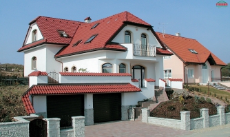 Variable height family house with a room on the ground floor.